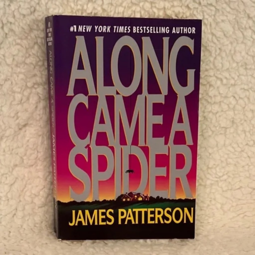 📚 Along Came a Spider by James Patterson📚